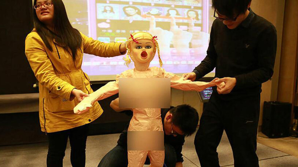 Κινεζική εταιρεία αντί για μπόνους, κάνει «δώρο» στους εργαζομένους κούκλες του σεξ